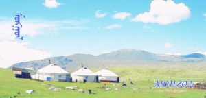 モンゴルの草原とゲルの写真です